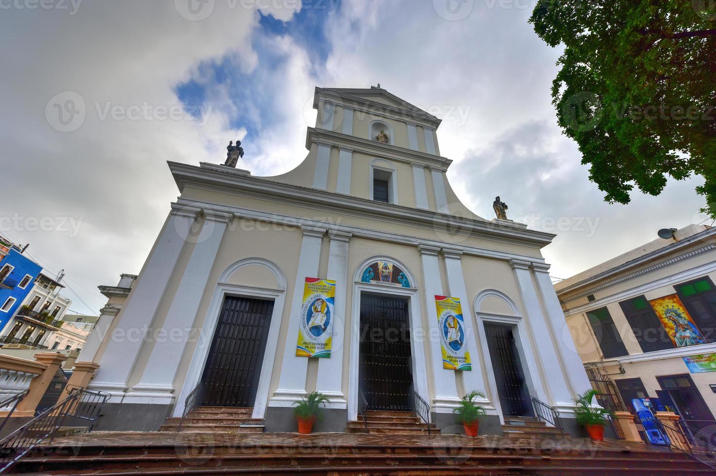 a catedral de san juan bautista é uma catedral católica romana na velha san juan, porto rico. esta igreja foi construída em 1521 e é a igreja mais antiga dos estados unidos. foto