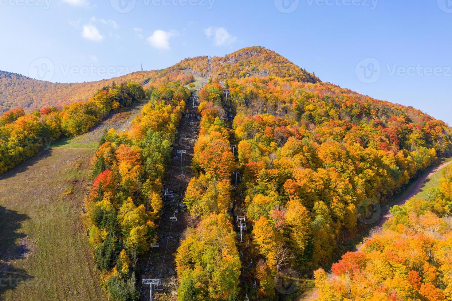 montanha colorida do esqui do caçador em upstate New York durante o pico da folhagem de outono. foto