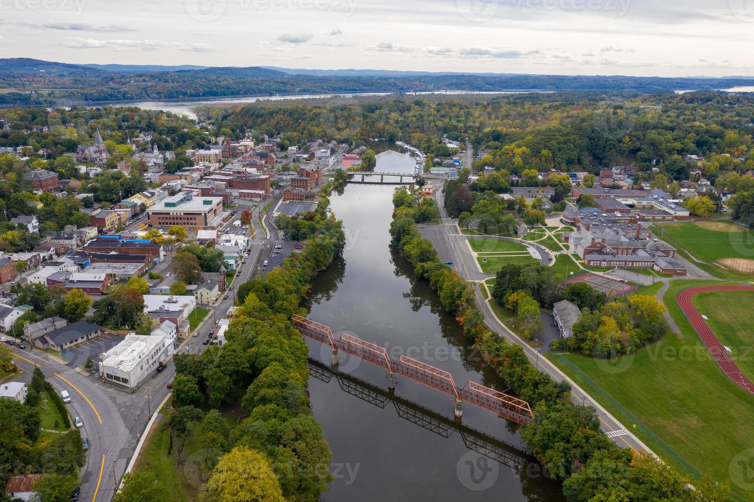 A ponte negra é um pratt reabilitado através da ponte de treliça sobre Catskill Creek em Catskill, Nova York. foto