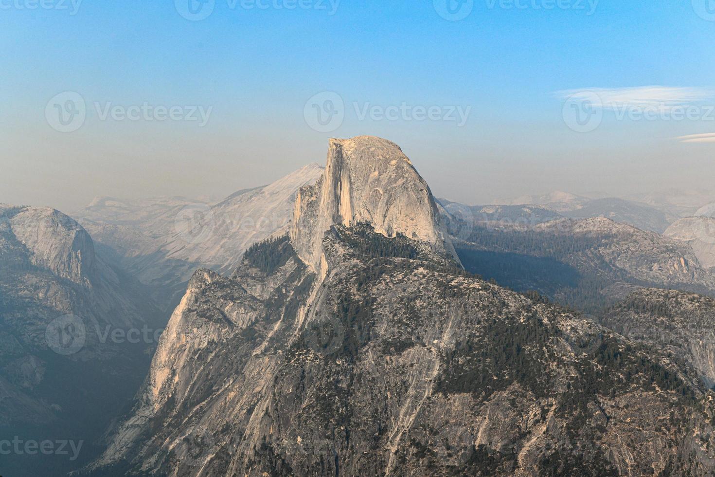 glacier point, um mirante com uma vista impressionante do vale de yosemite, do half dome, das cataratas de yosemite e das terras altas de yosemite. foto