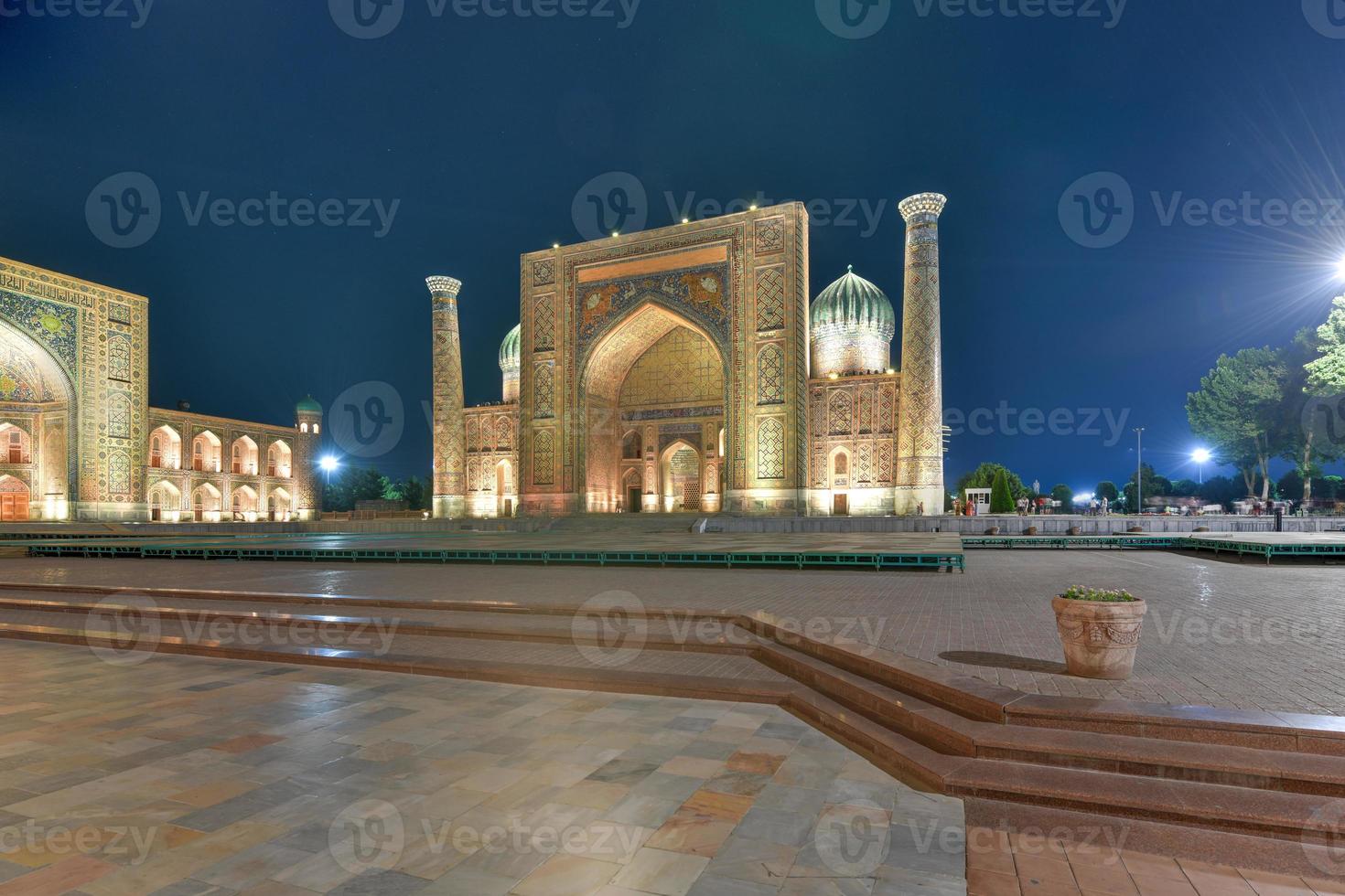 registran na antiga cidade de samarcanda no uzbequistão foto