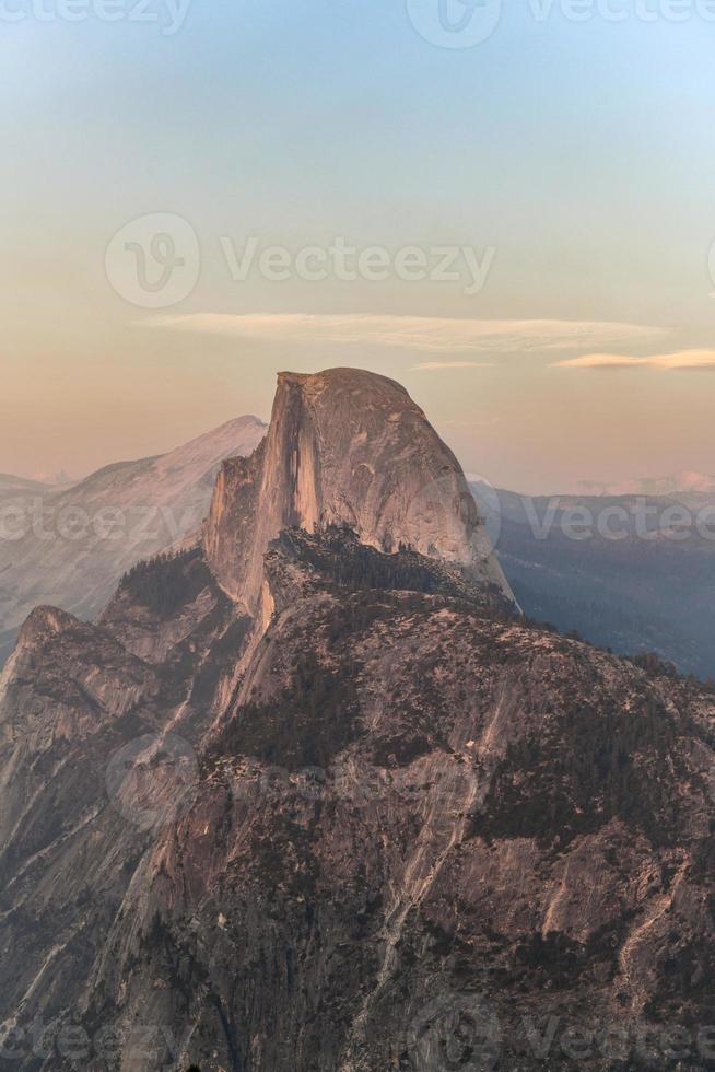 glacier point, um mirante com uma vista impressionante do vale de yosemite, do half dome, das cataratas de yosemite e das terras altas de yosemite. foto