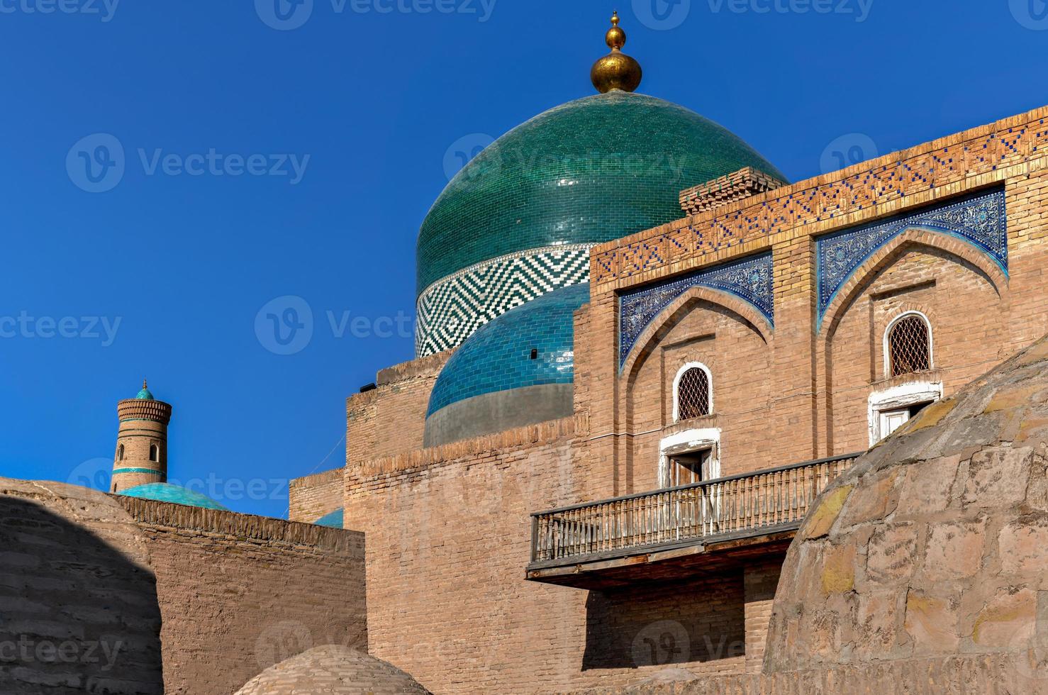a arquitetura da madrassa da cidade velha e o minarete islam khoja. foto
