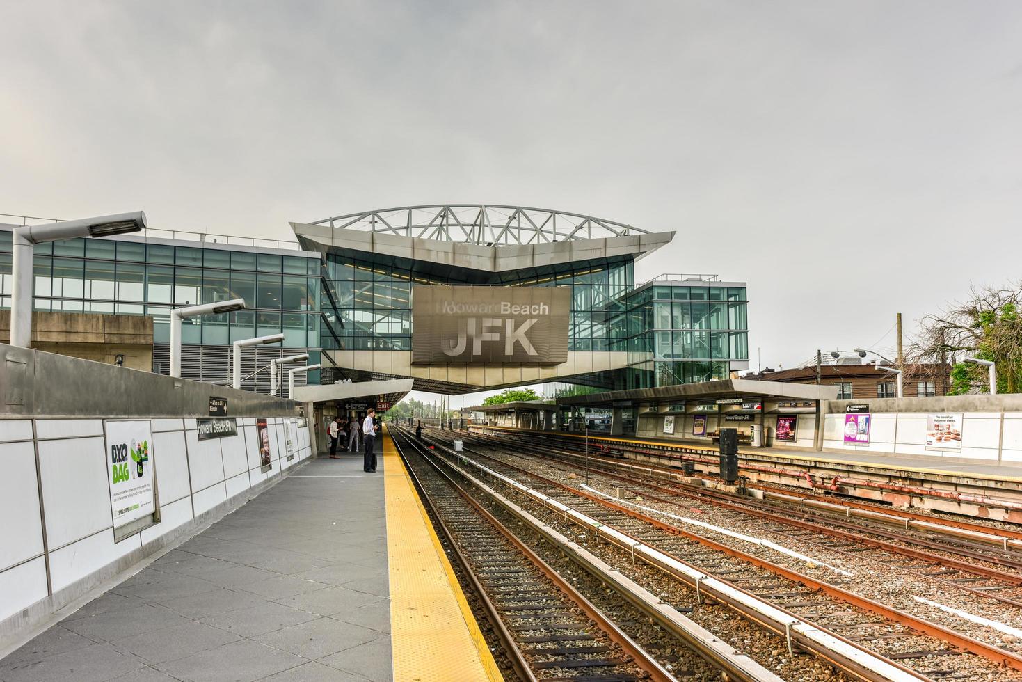 queens, nova york - 31 de maio de 2016 - estação de metrô howard beach-jfk em queens, nova york. foto