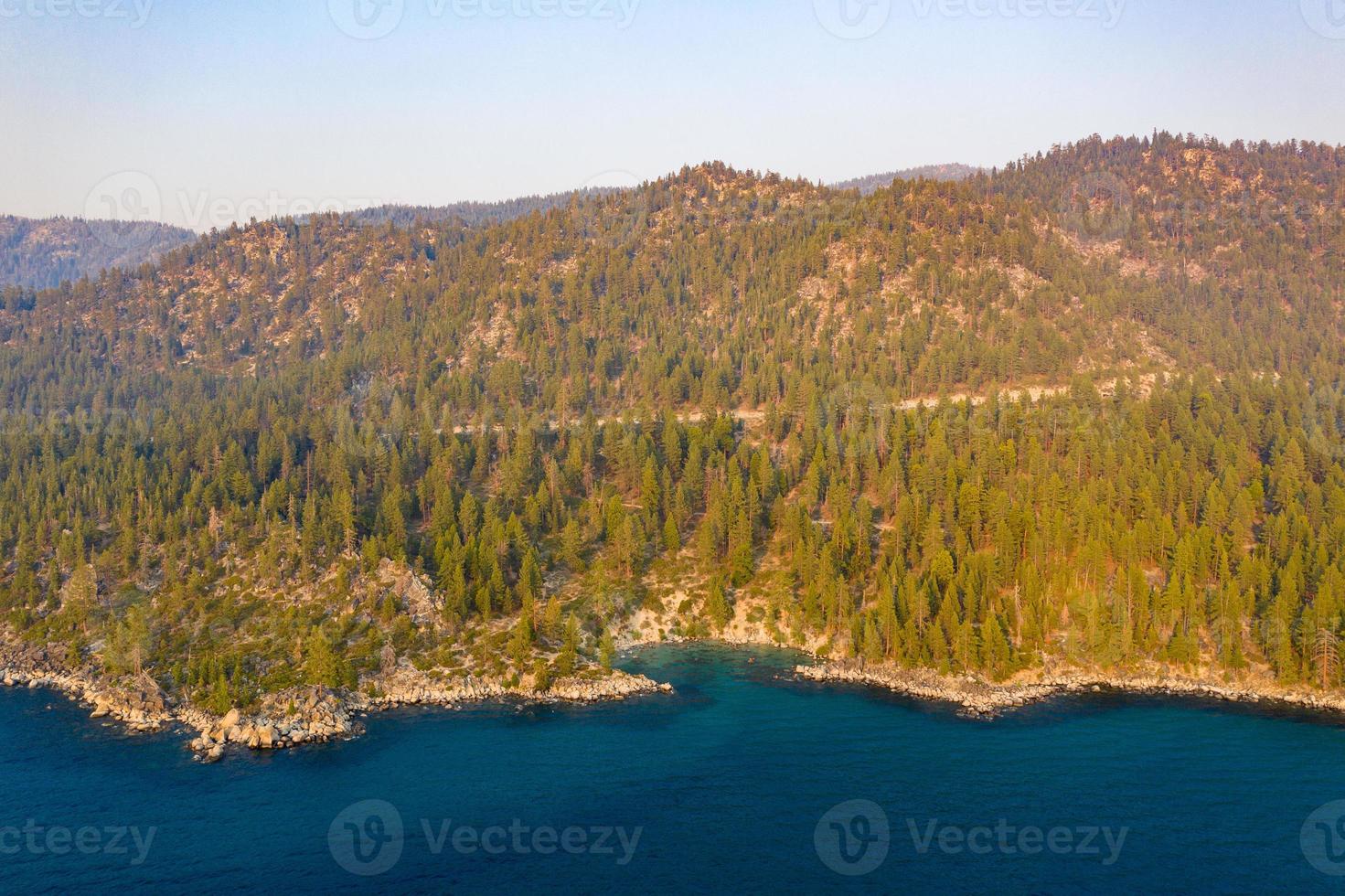 enseada secreta ao longo do lago tahoe em nevada. secret cove é uma das várias praias localizadas ao longo da rodovia 28, na remota costa leste de lake tahoe. foto