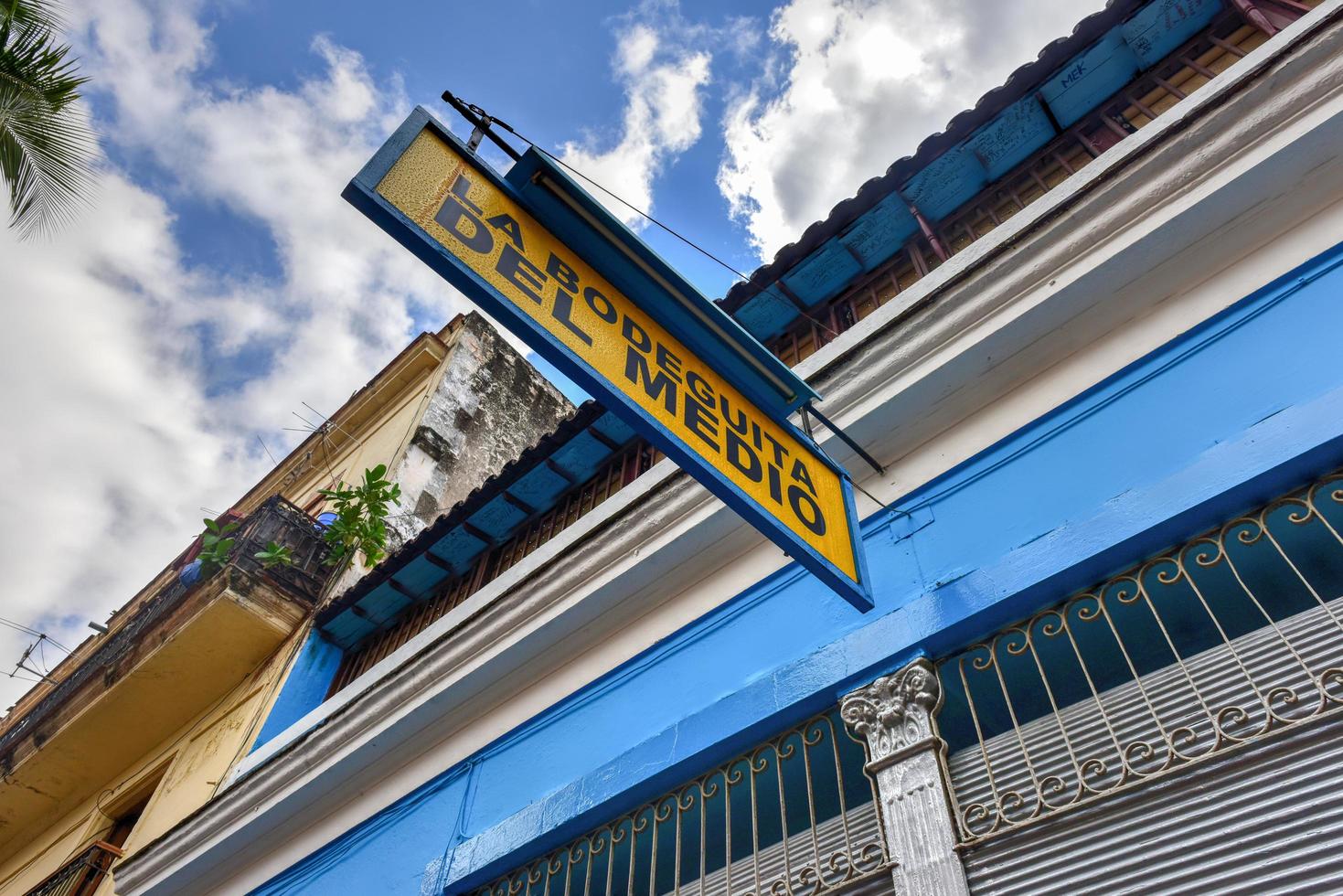 havana, cuba - 8 de janeiro de 2017 - la bodeguita del medio em havana.desde sua inauguração em 1942, este famoso restaurante é o favorito de ernest hemingway e pablo neruda, entre outras personalidades foto