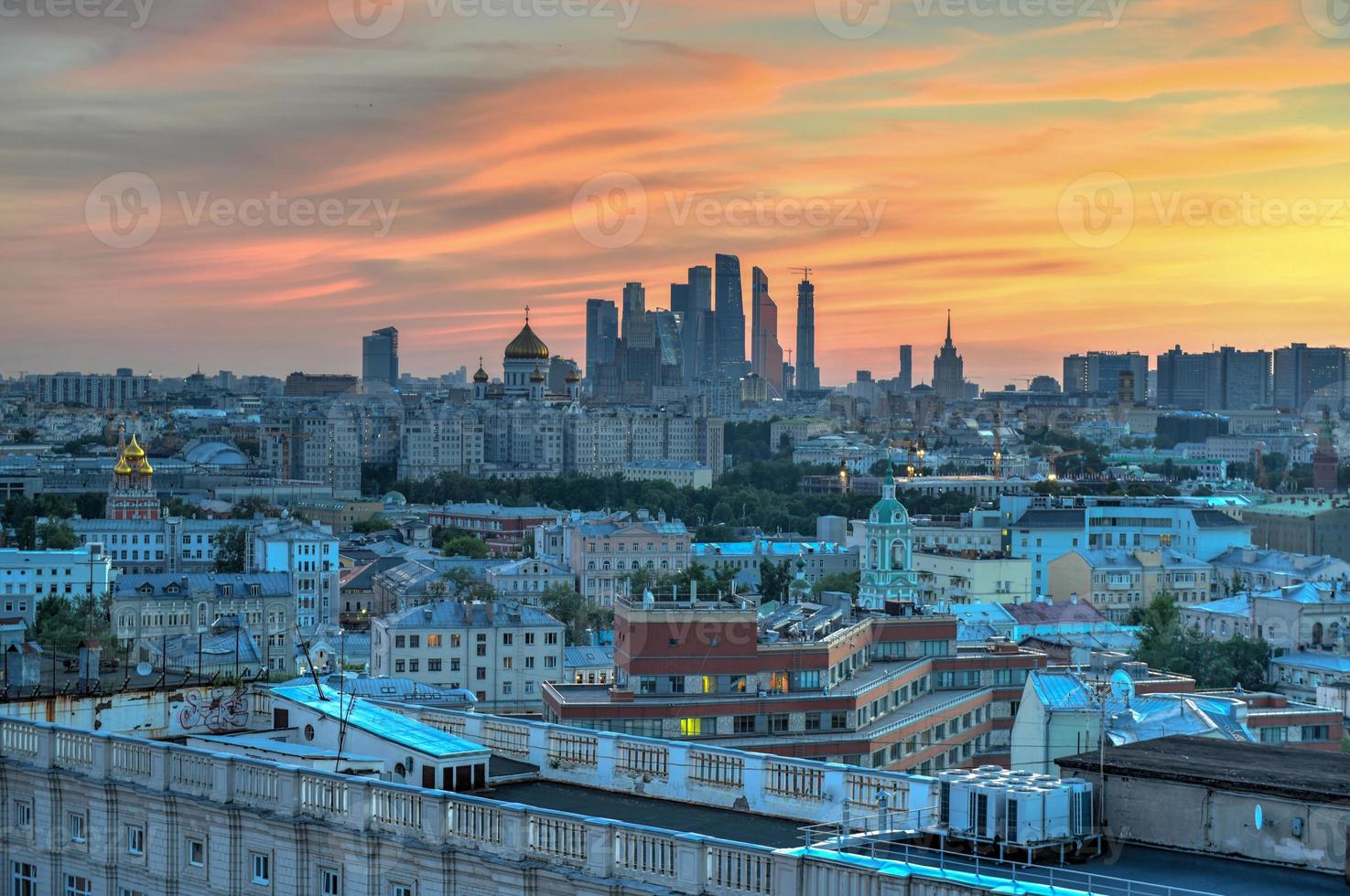 vista panorâmica do horizonte de moscou durante o pôr do sol na rússia. foto