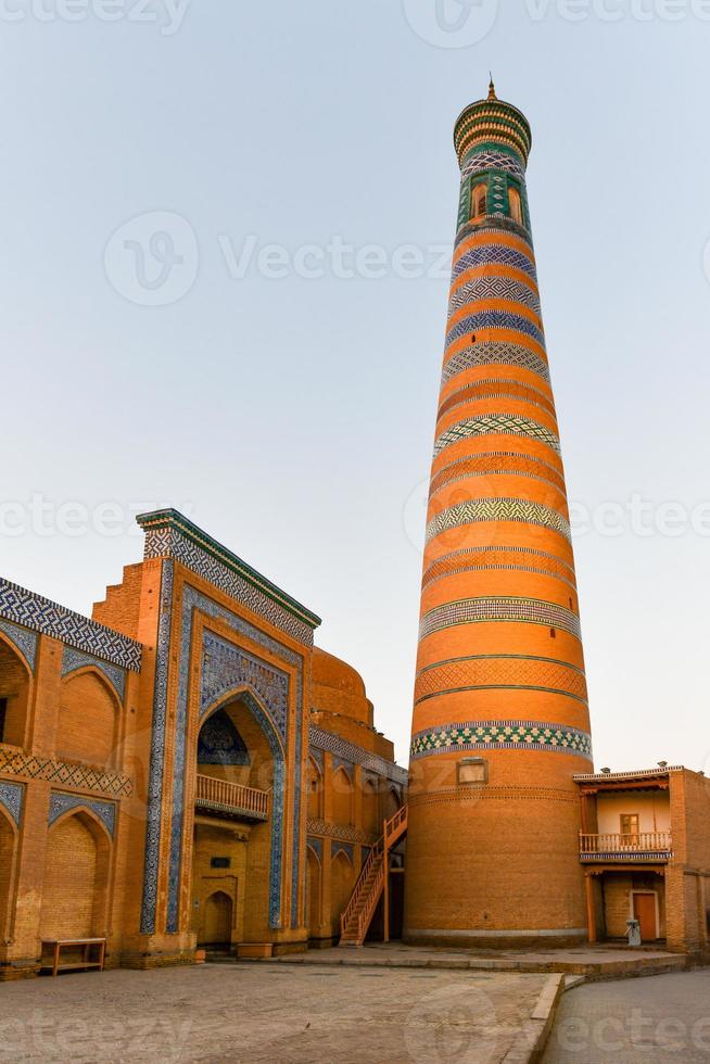 a arquitetura da madrassa da cidade velha e o minarete islam khoja. foto