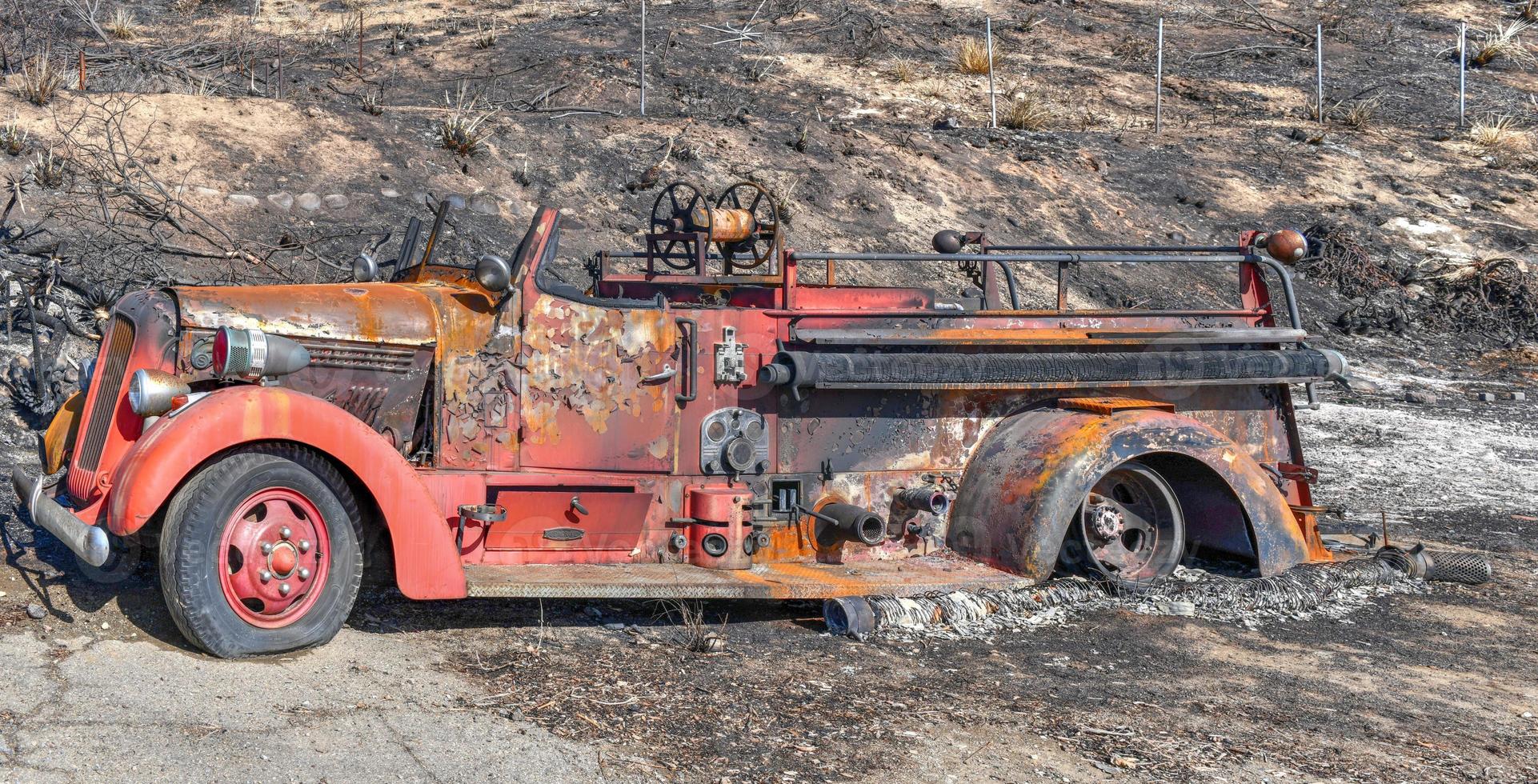 caminhão de bombeiros queimado em malibu após os incêndios florestais na califórnia em 2018. foto