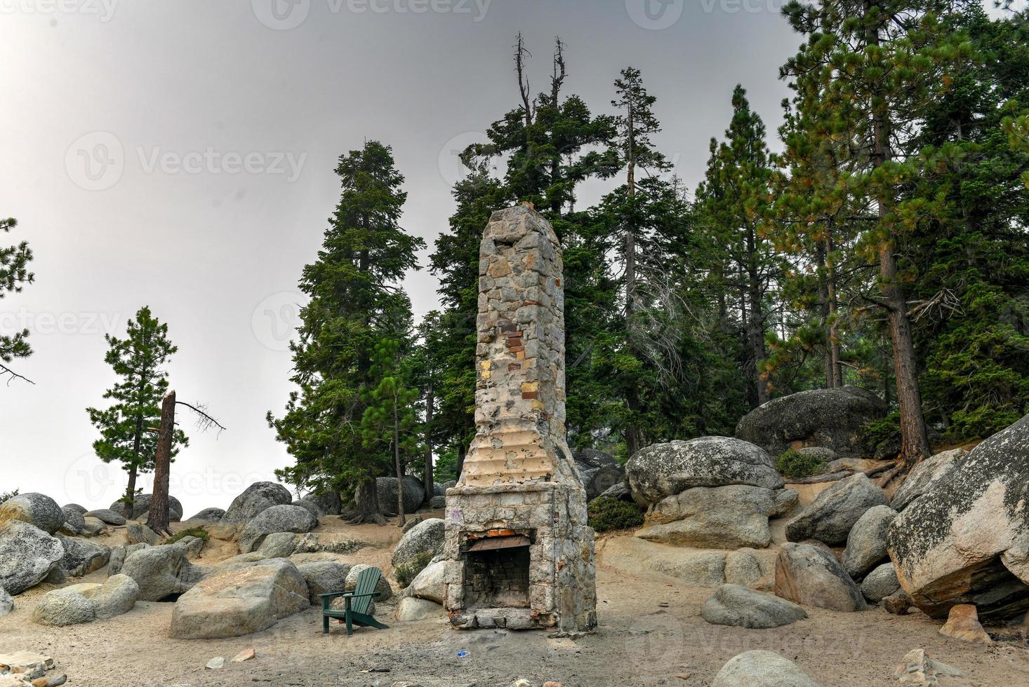 enseada secreta ao longo do lago tahoe em nevada com um céu nebuloso devido a incêndios florestais próximos na califórnia. foto