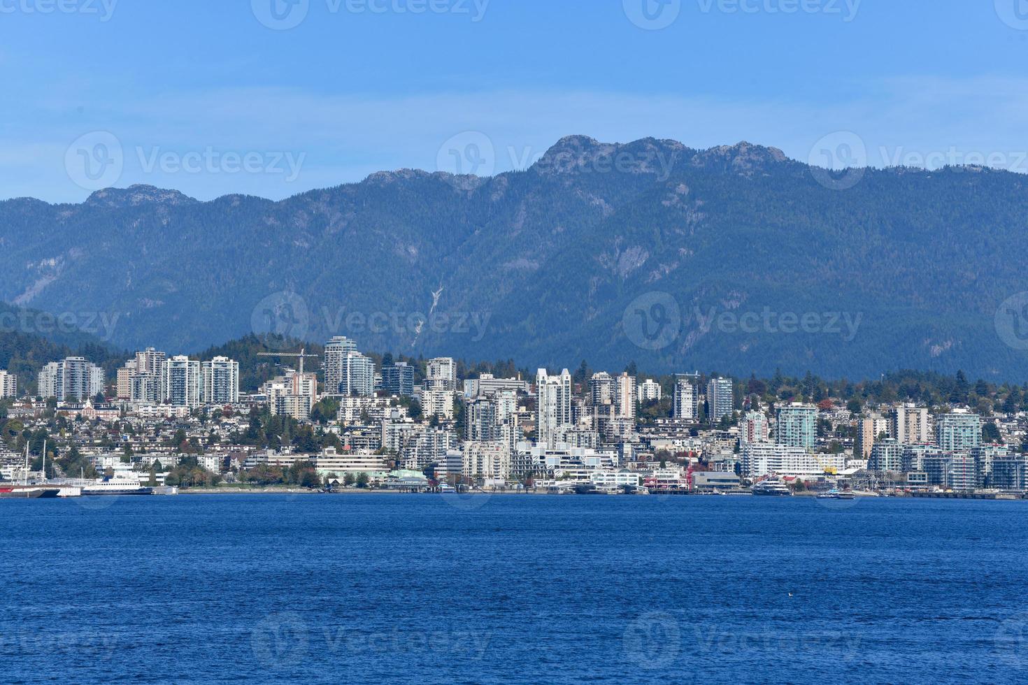 vista do norte de vancouver do outro lado do porto em vancouver, colúmbia britânica, canadá foto