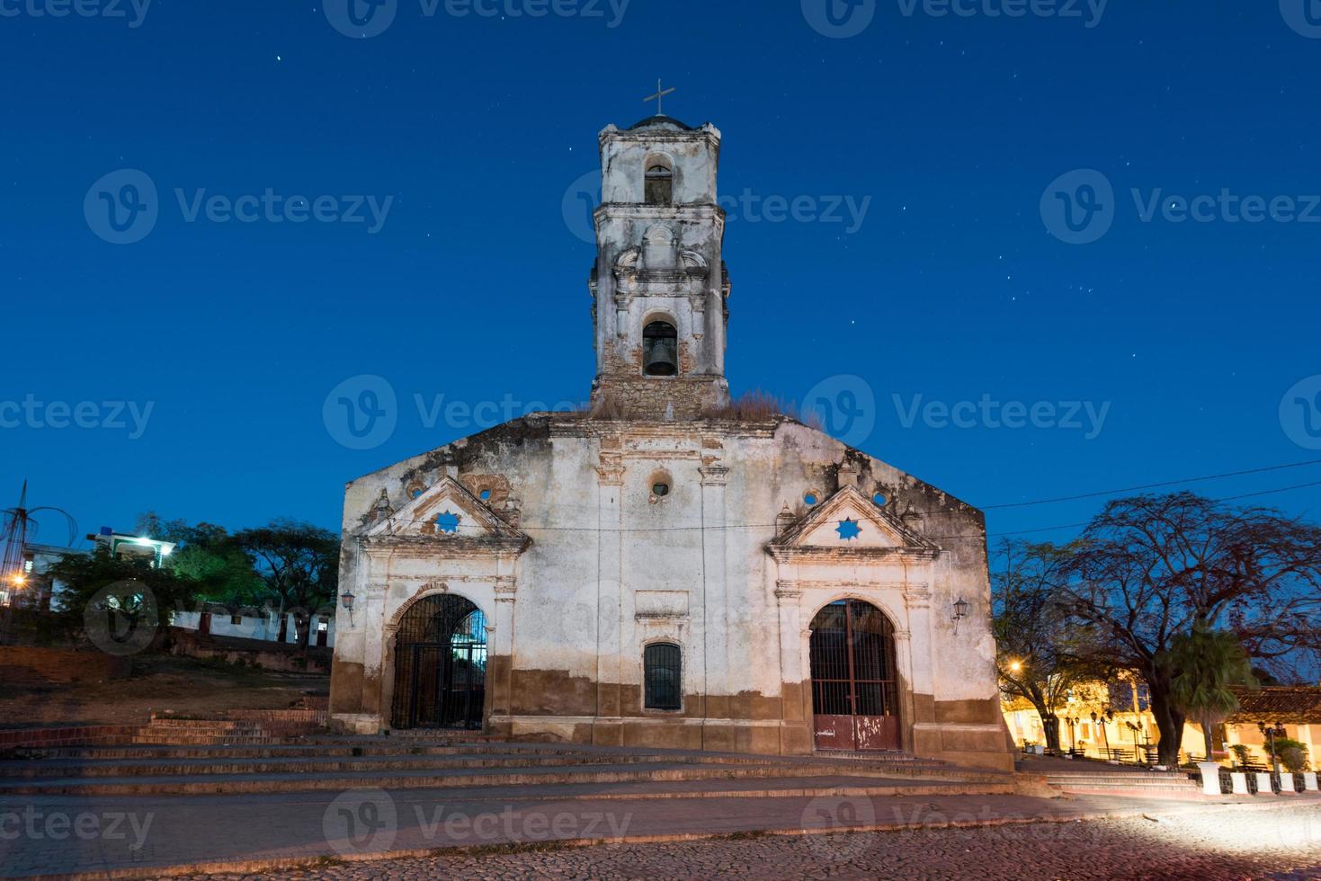 ruínas da igreja católica colonial de santa ana em trinidad, cuba à noite. foto