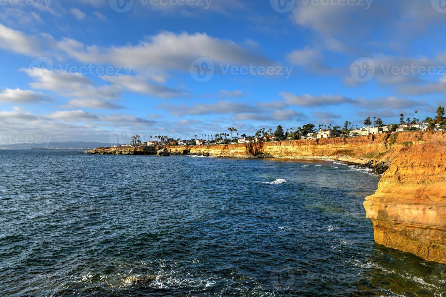 litoral da praia de falésias do pôr do sol na ensolarada san diego, califórnia, eua foto