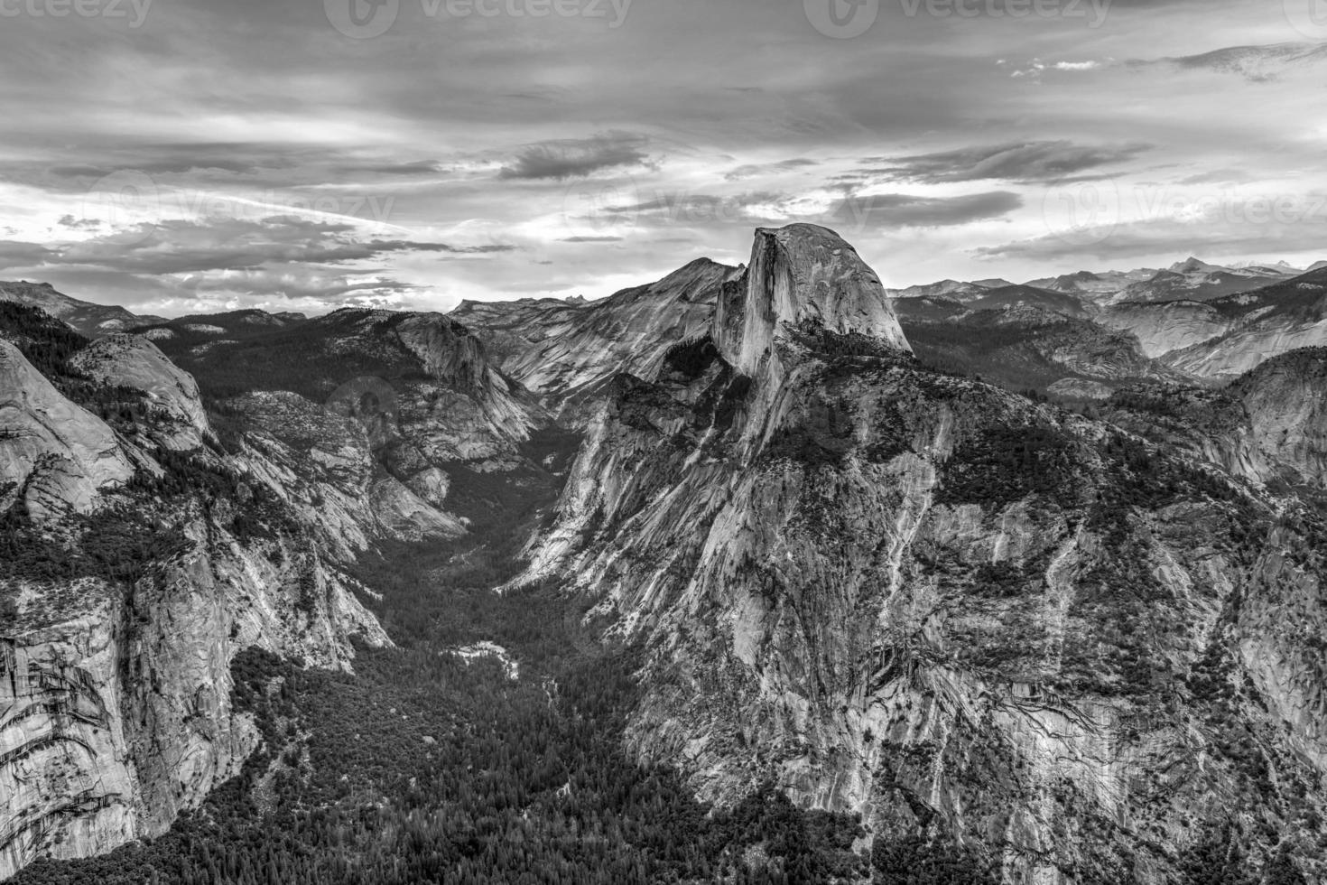 glacier point, um mirante com uma vista impressionante do vale de yosemite, do half dome, das cataratas de yosemite e das terras altas de yosemite. foto