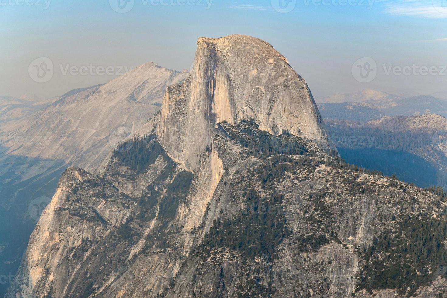 glacier point, um mirante com uma vista impressionante do vale de yosemite, do half dome, das cataratas de yosemite e das terras altas de yosemite. foto