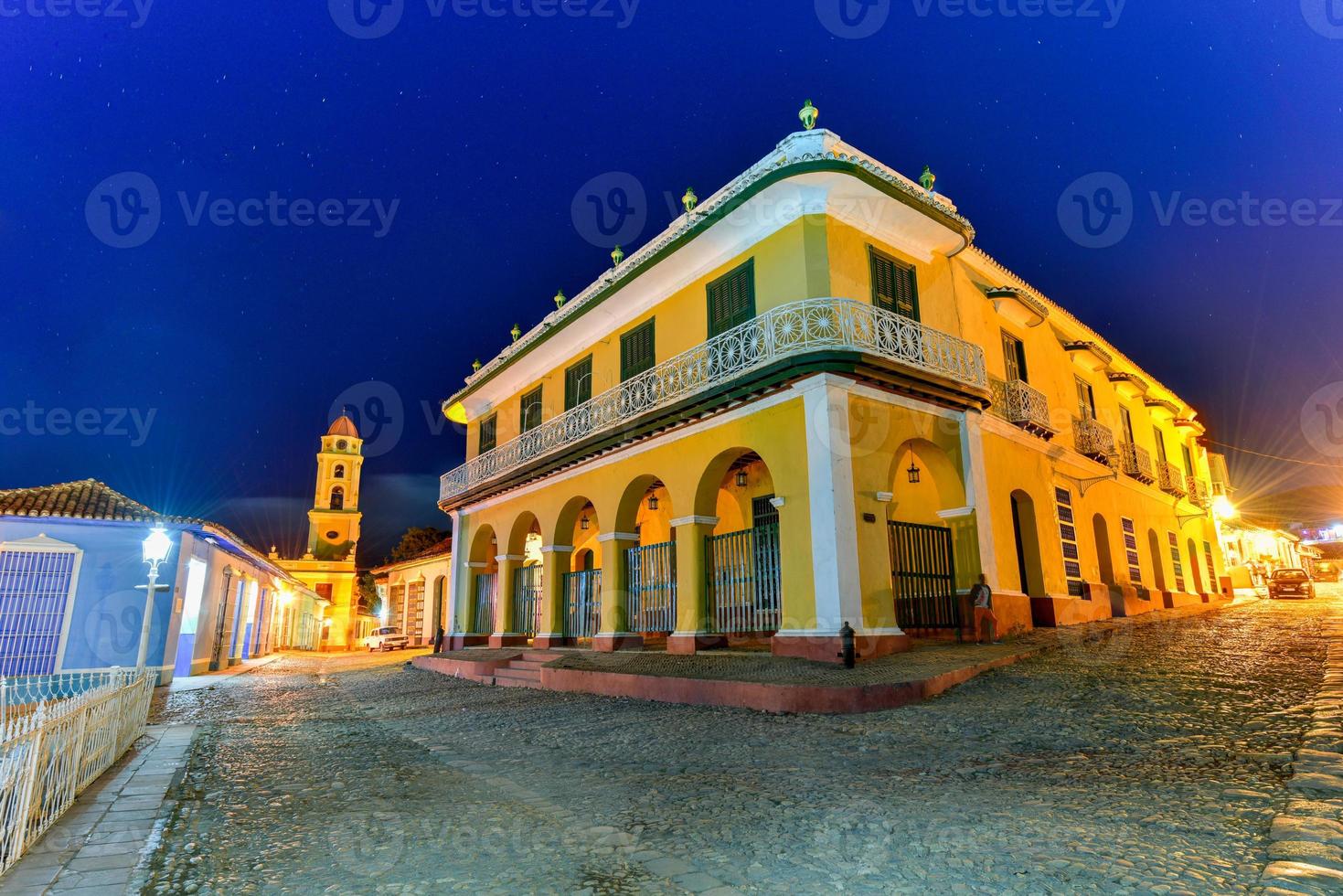 palacio brunet ao longo da plaza mayor no centro de trinidad, cuba, um patrimônio mundial da unesco. foto