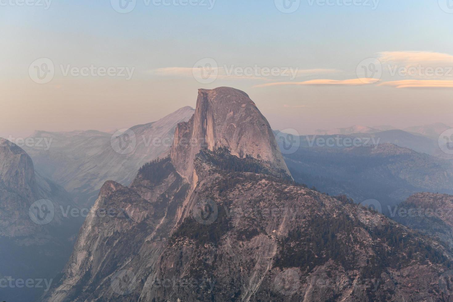 glacier point, um mirante com uma vista impressionante do vale de yosemite, do half dome, das cataratas de yosemite e das terras altas de yosemite. foto