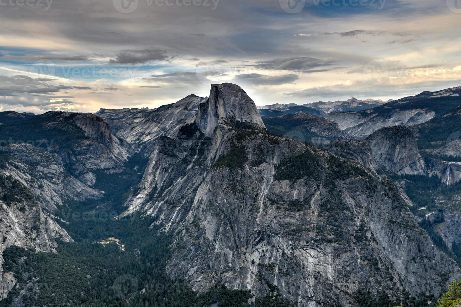 glacier point, um mirante com uma vista impressionante do vale de yosemite, do half dome, das cataratas de yosemite e das terras altas de yosemite. foto