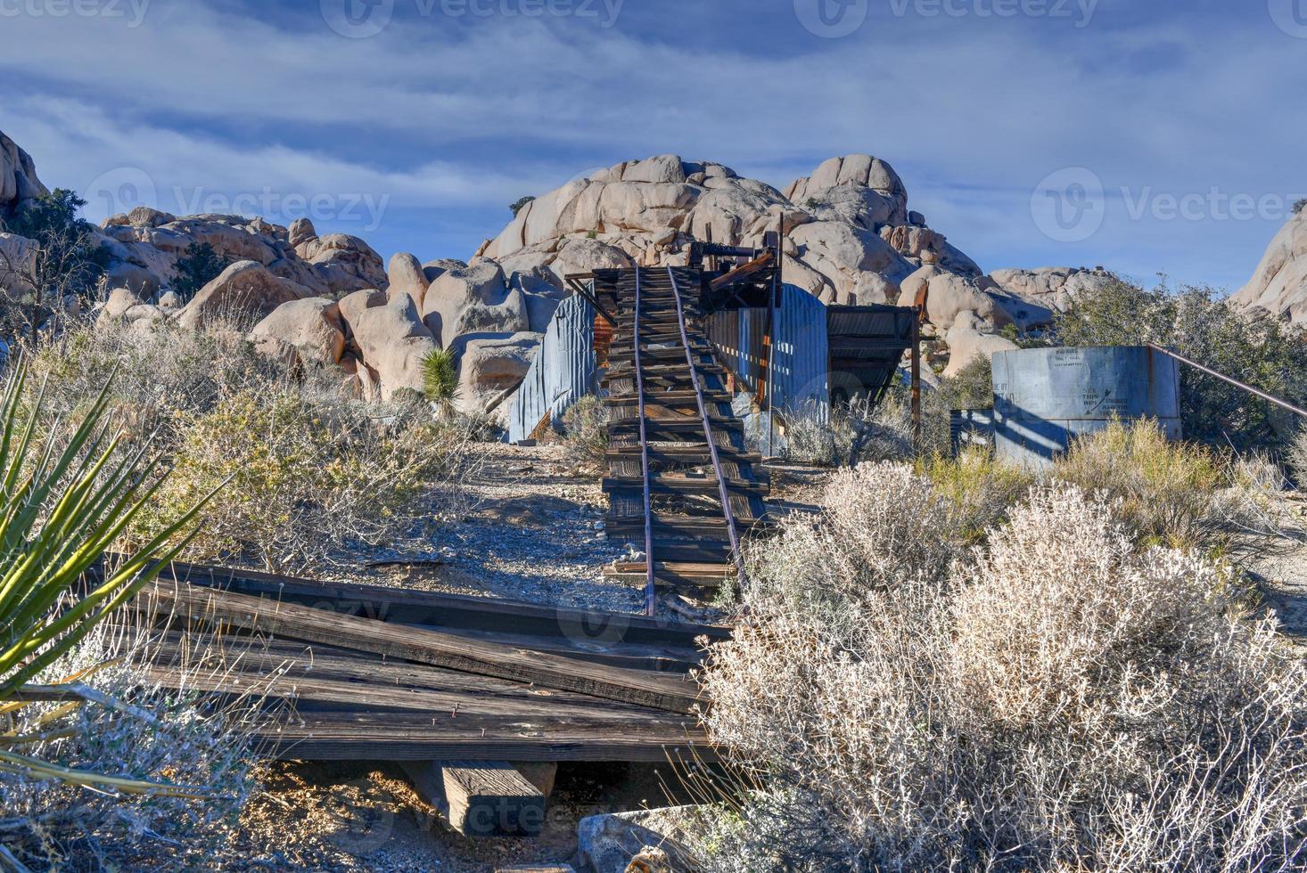 equipamentos e minas abandonados ao longo da trilha do moinho de wall street no parque nacional joshua tree, califórnia. foto