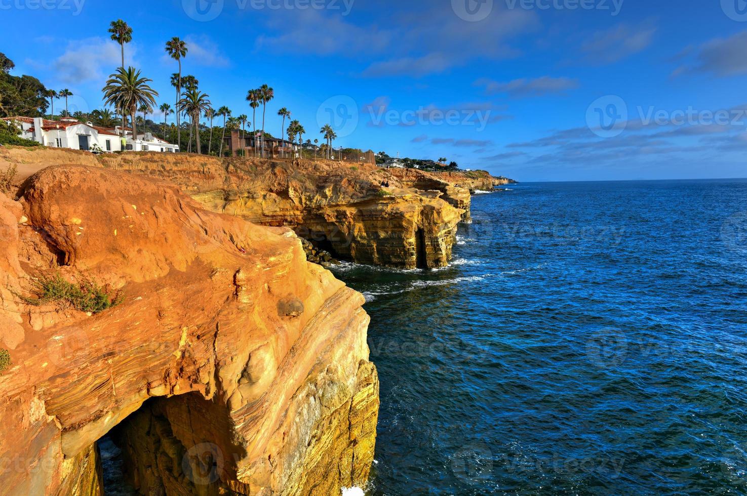 litoral da praia de falésias do pôr do sol na ensolarada san diego, califórnia, eua foto