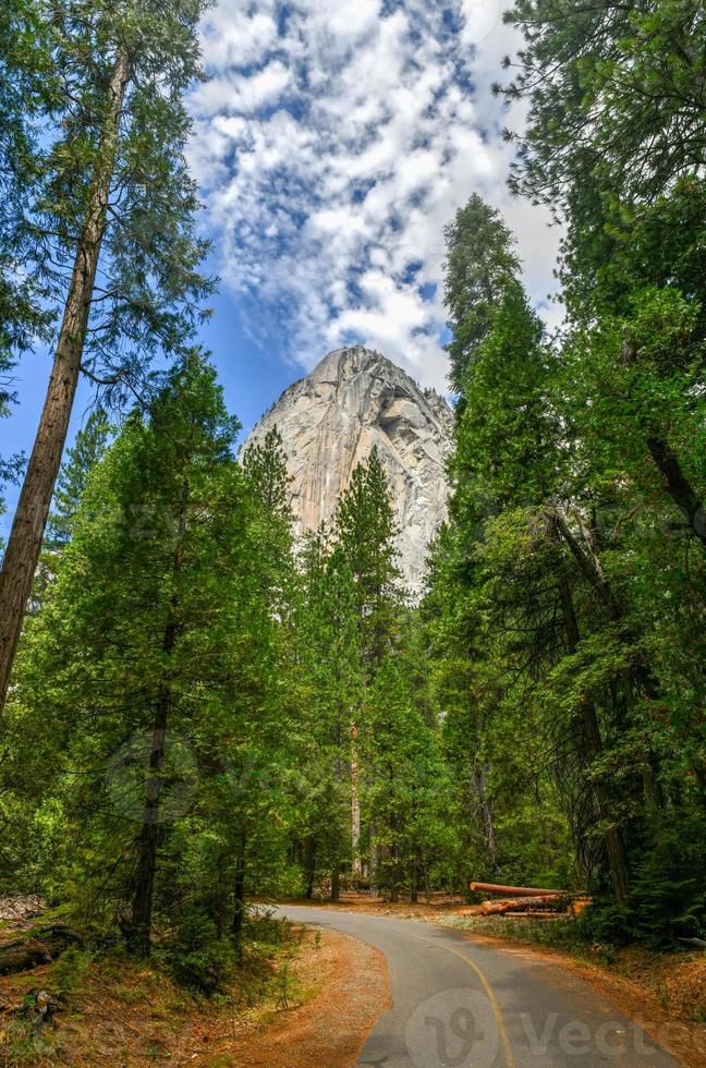 el capitan elevando-se acima do fundo do vale no parque nacional de yosemite, califórnia, eua foto