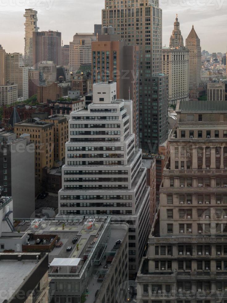 horizonte aéreo do centro da cidade de nova york à noite em direção ao pôr do sol. foto