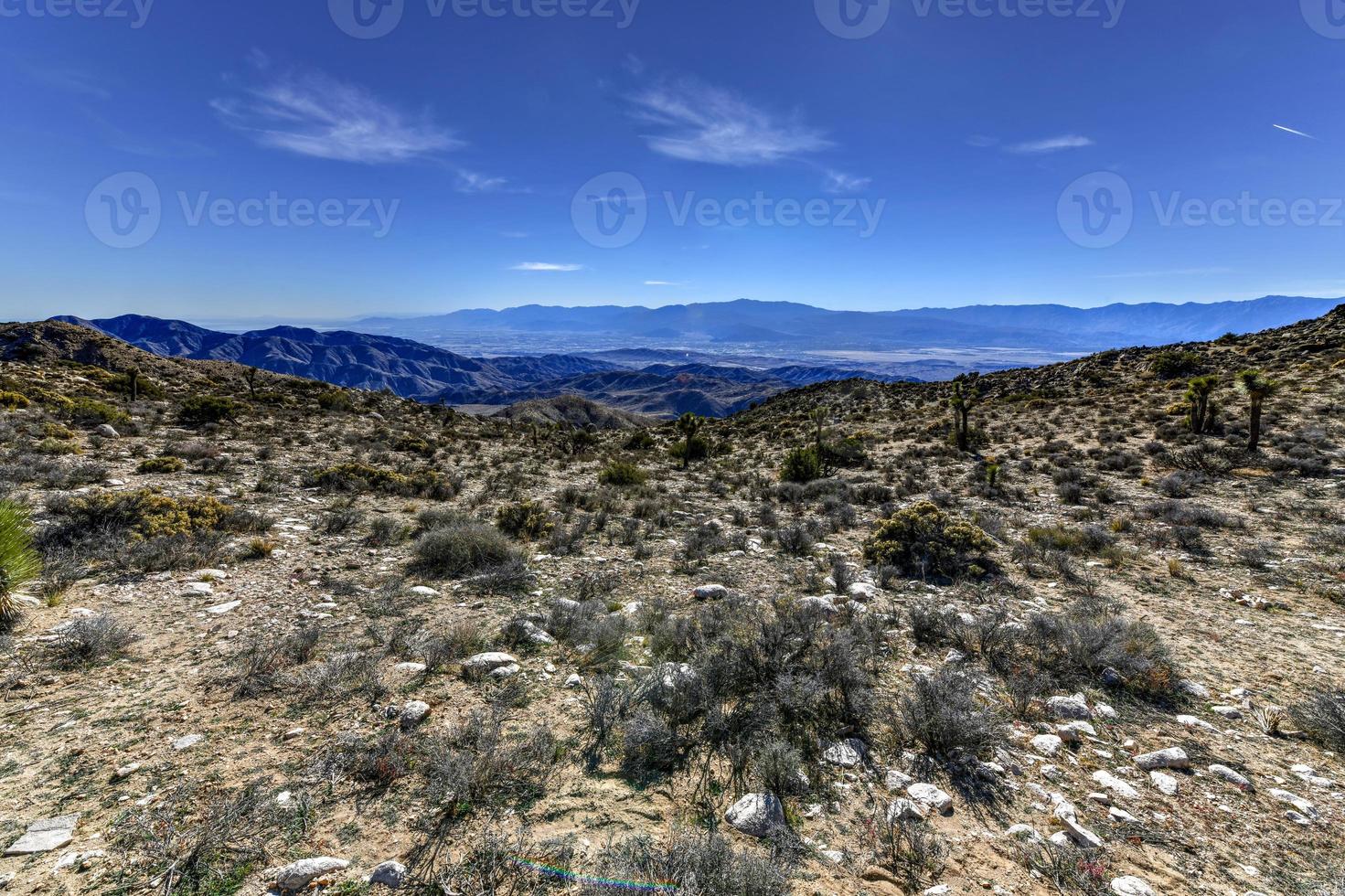 bela vista das montanhas de san bernardino e do vale de coachella do ponto de vista mais alto de joshua tree, vista das chaves no parque nacional de joshua tree, condado de riverside, califórnia. foto