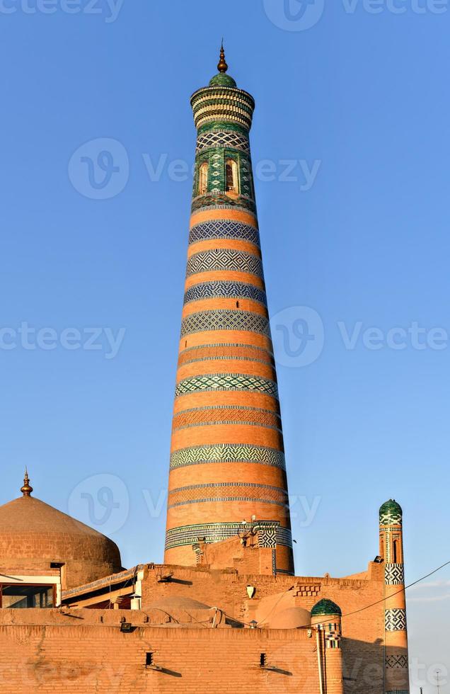 a arquitetura da madrassa da cidade velha e o minarete islam khoja. foto