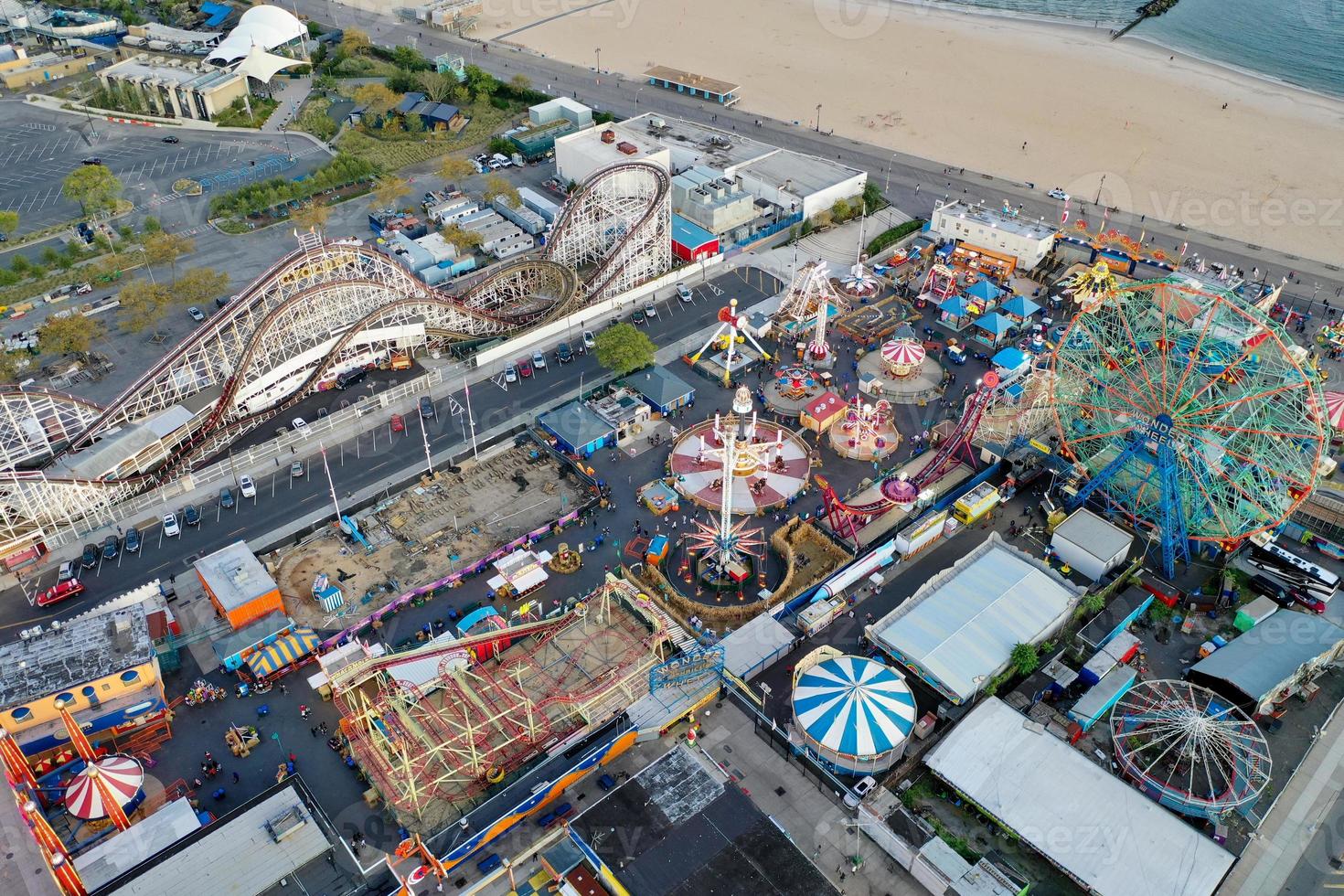 vista aérea ao longo de coney island e da praia em brooklyn, nova york. foto