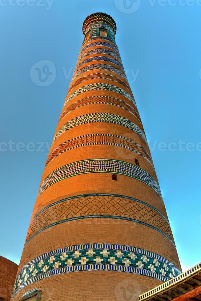 a arquitetura da madrassa da cidade velha e o minarete islam khoja. foto