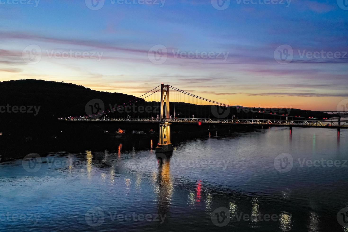 a mid hudson bridge atravessando o rio hudson perto de poughkeepsie, nova york. foto