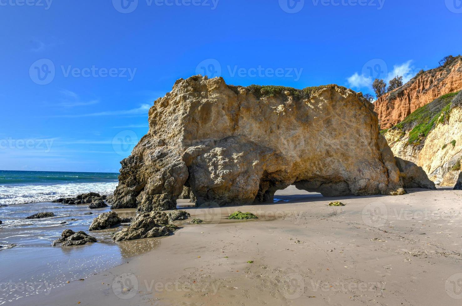 linda e romântica praia do estado de el matador em malibu, sul da califórnia foto