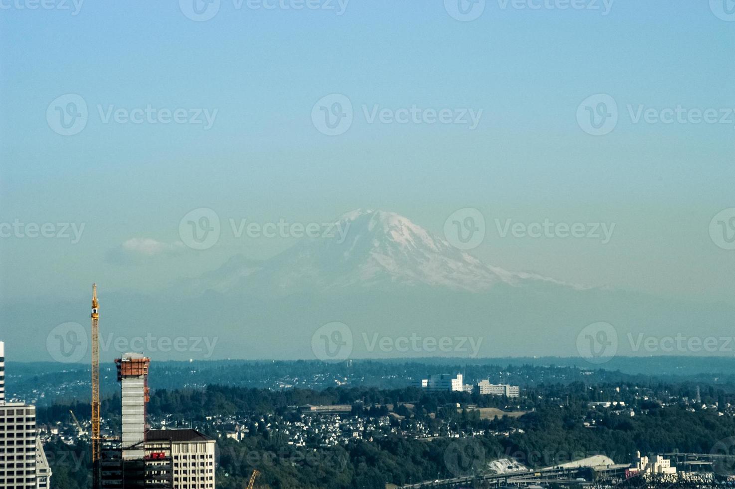 vista aérea do horizonte da cidade de seattle, washington e monte mais chuvoso foto