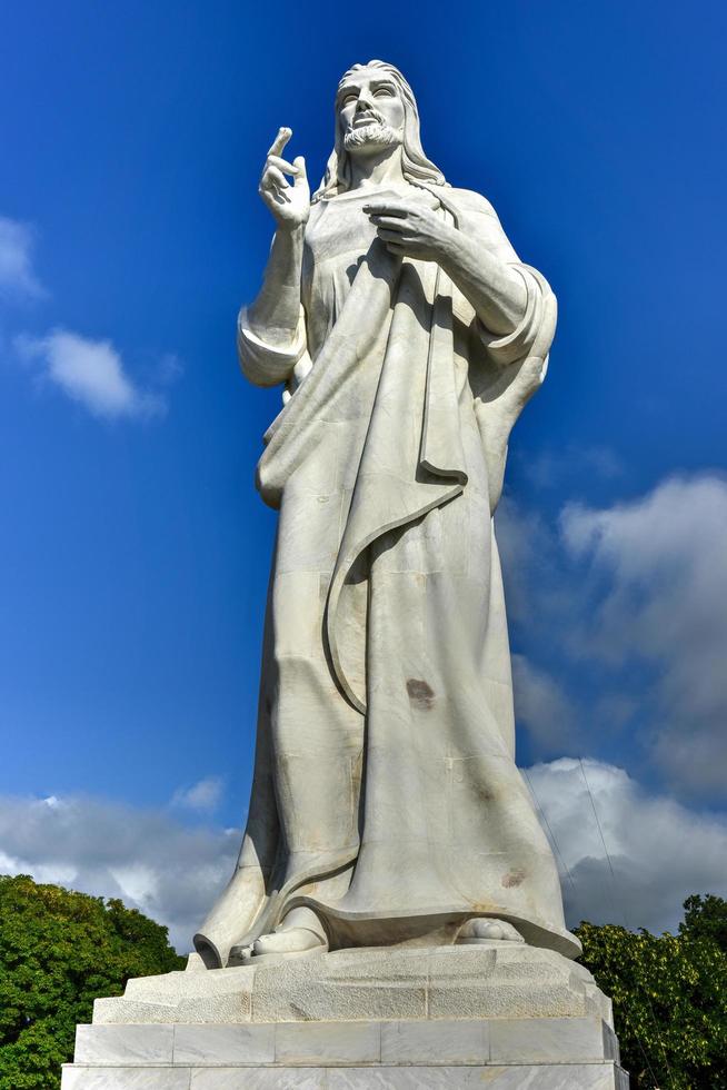 o cristo de havana, uma grande escultura representando jesus de nazaré no topo de uma colina com vista para a baía em havana, cuba, 2022 foto