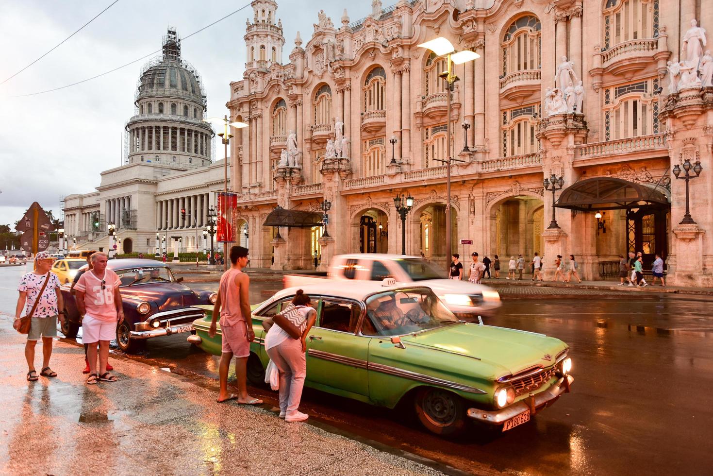 havana, cuba - 7 de janeiro de 2017 - histórico hotel inglaterra perto do central park em havana, cuba com o capitólio no edifício da capital nacional ao fundo. foto