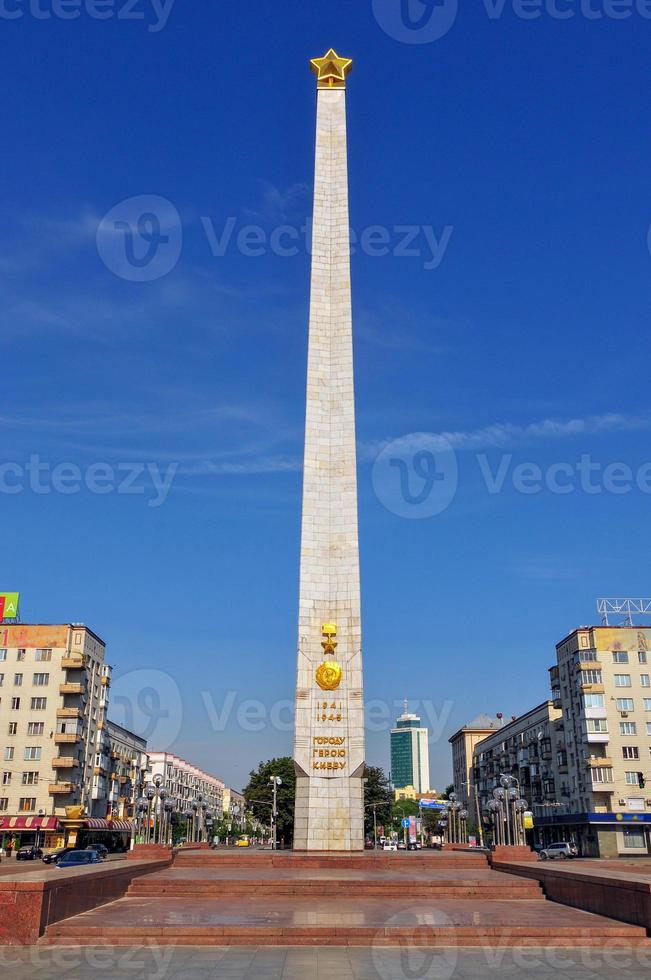 a praça peremohy ploscha peremohy, praça da vitória em kiev, capital da ucrânia, é uma grande praça da cidade, dedicada à vitória na grande guerra patriótica. foto