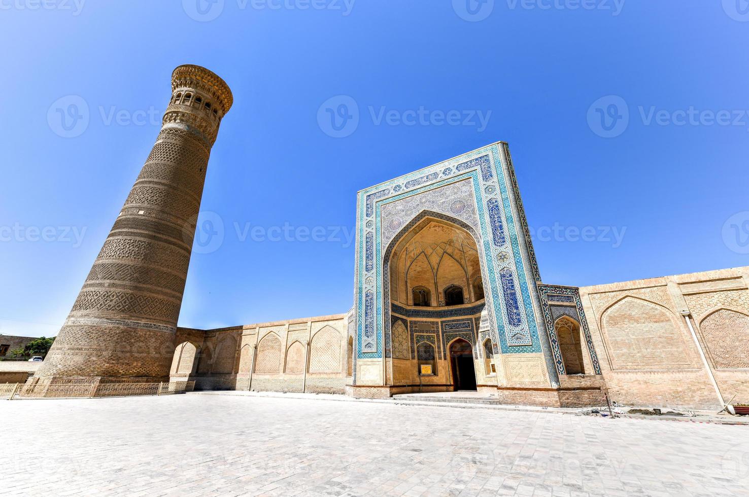 mesquita kalyan e grande minarete do kalon em bucara, uzbequistão. foto