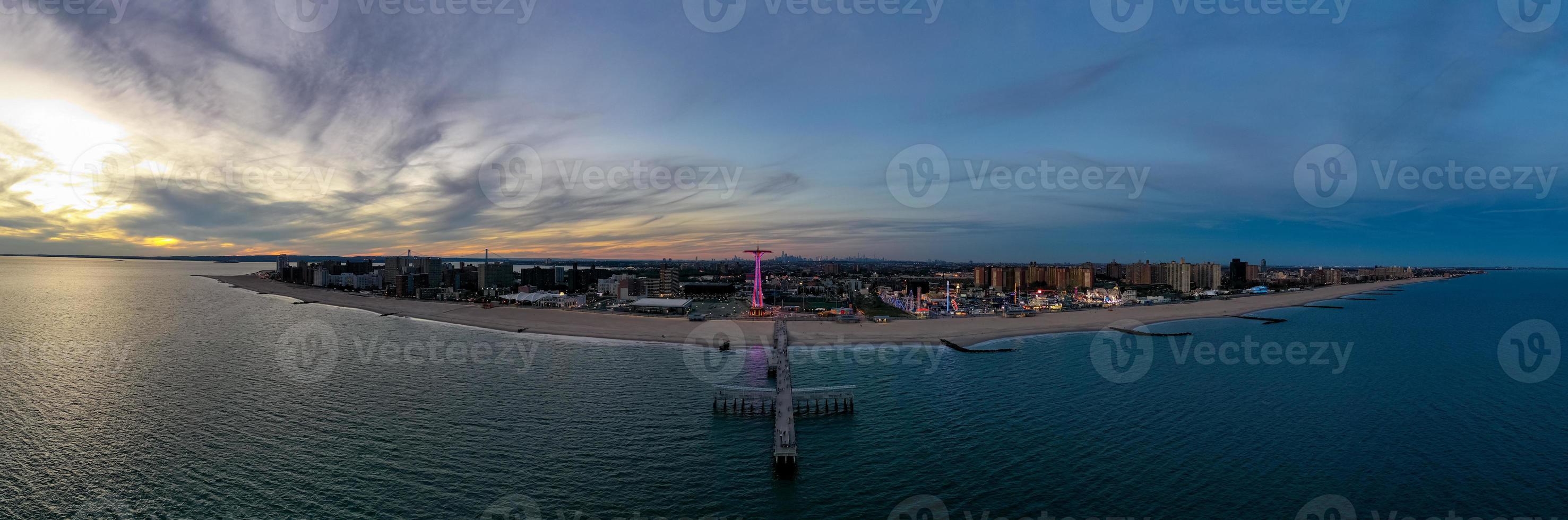 vista aérea ao longo de coney island e da praia em brooklyn, nova york. foto