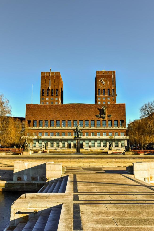 a prefeitura de oslo abriga o conselho municipal, a administração da cidade e estúdios e galerias de arte. foto