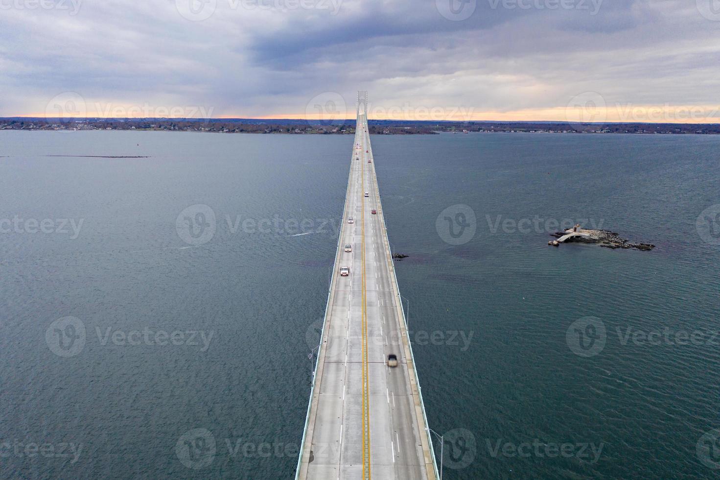 a ponte claiborne pell está entre as pontes suspensas mais longas do mundo, localizada em newport, ri, eua. foto