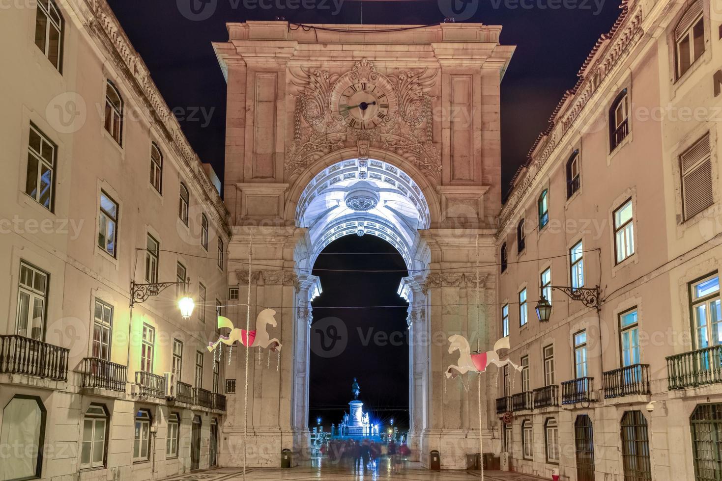 arco triunfal da rua augusta na praça do comércio, praça do comercio ou terreiro do paco à noite em lisboa, portugal. foto