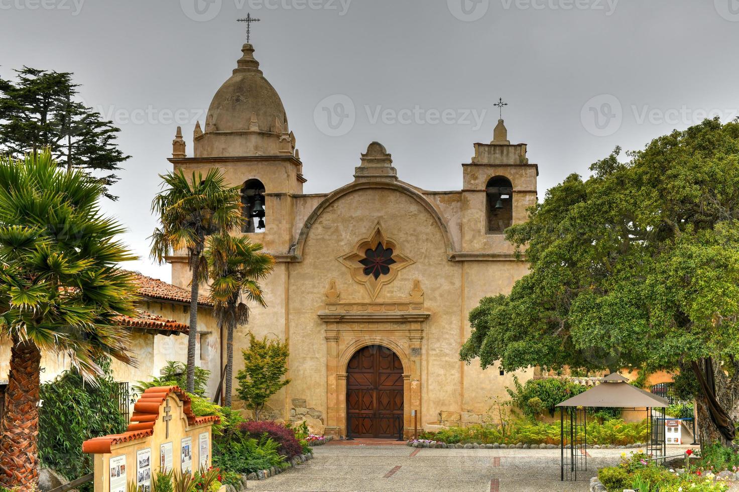 vista do pátio da missão san carlos em carmel, califórnia, eua foto