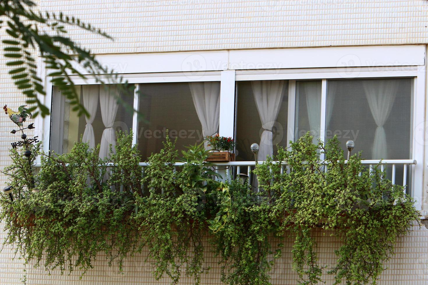 uma pequena janela em um prédio residencial em uma cidade grande foto