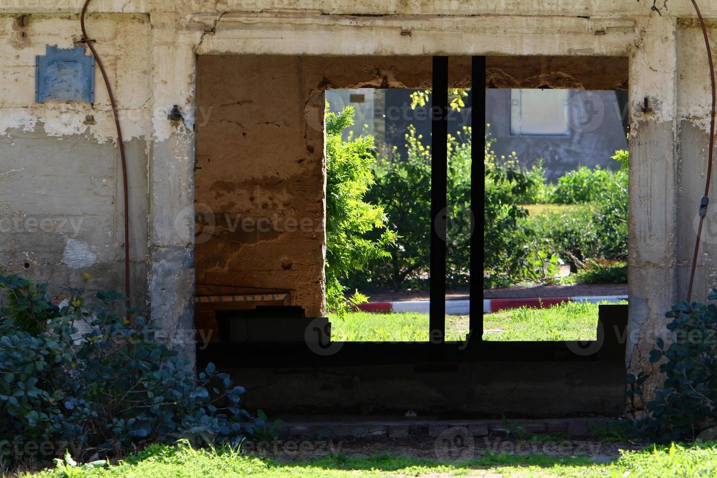 uma pequena janela em um prédio residencial em uma cidade grande foto