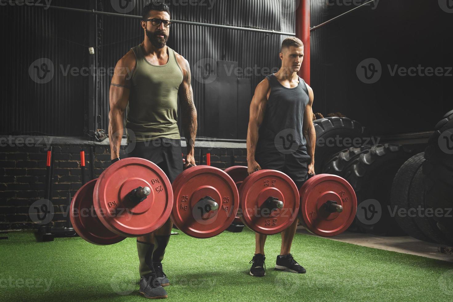 homens musculosos durante a competição no exercício de caminhada do fazendeiro foto