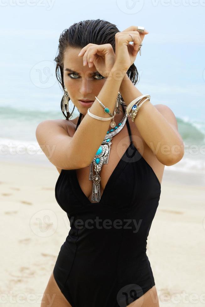 mulher usando joias de prata na praia foto