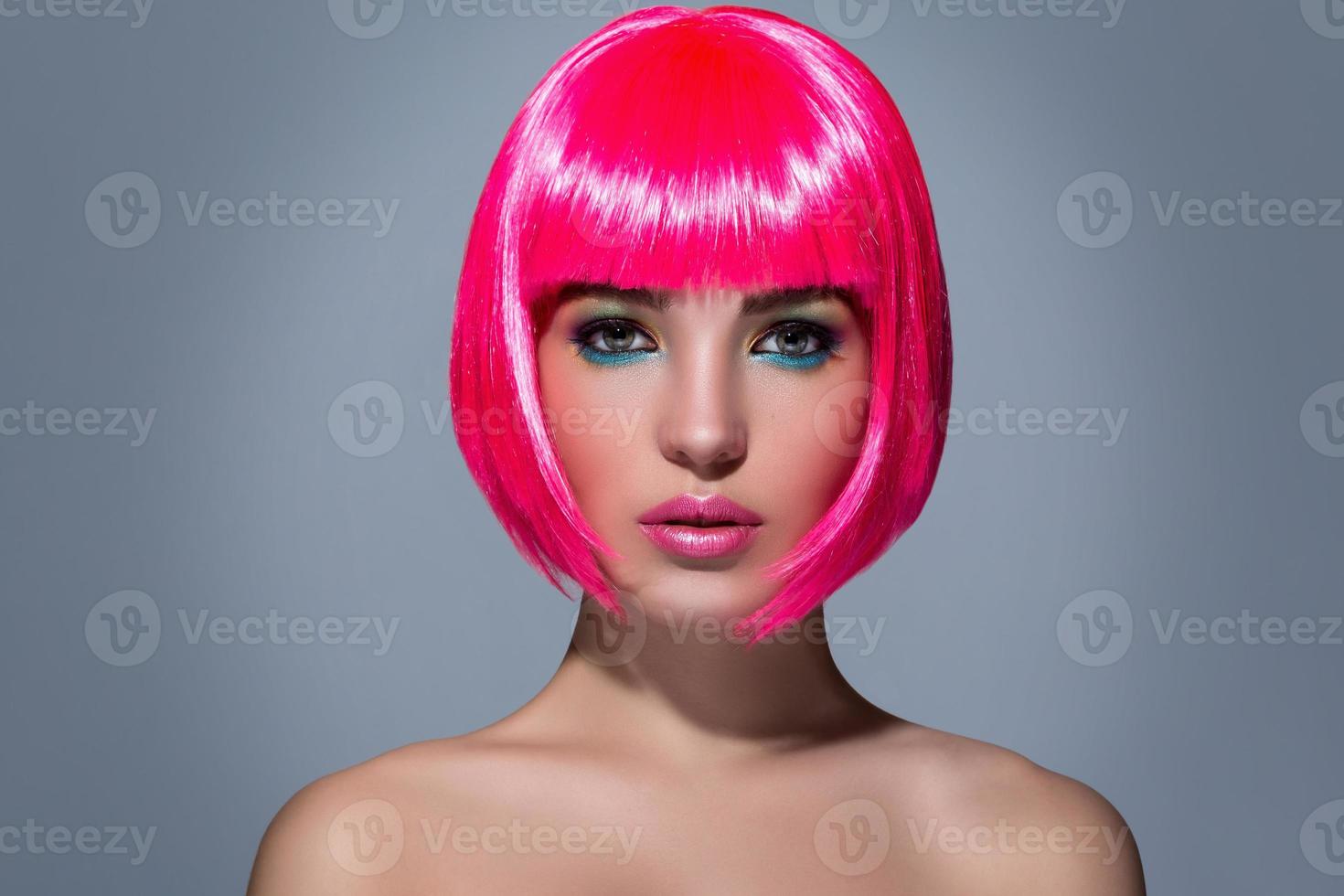 retrato de jovem com cabelo rosa foto