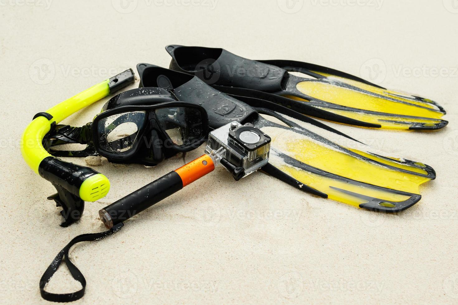 equipamento para snorkeling e câmera de ação foto