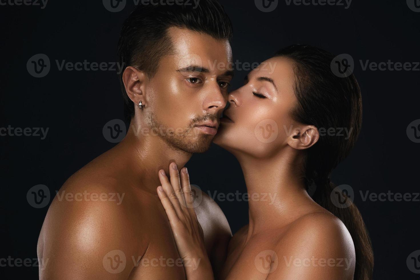 jovem casal lindo em estúdio em fundo preto foto