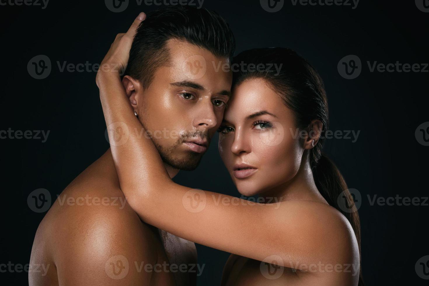 jovem casal lindo em estúdio em fundo preto foto
